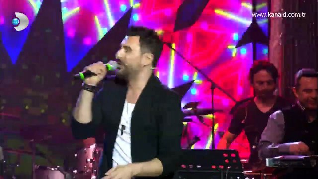 Gökhan Tepe Seninle Her Yere şarkısını ilk kez Beyaz Showda söyledi!