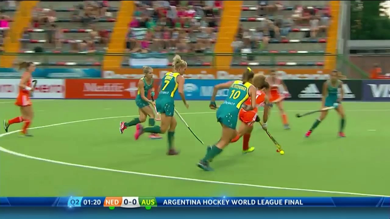 NED 0-0 AUS Verschoor knocks it onto the post and clear #HWL2015