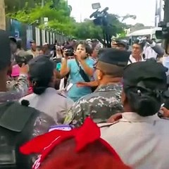 Mujeres fueron a protestar y un primer teniente le dedica esta canción