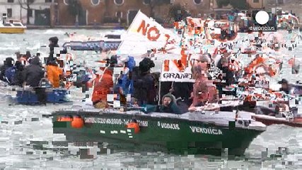 أهالي البندقية يحتجون ضد السماح للسفن السياحية الكبرى بالرسو في مدينتهم