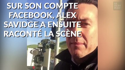 Un journaliste passe tout près de se faire renverser en direct par une voiture