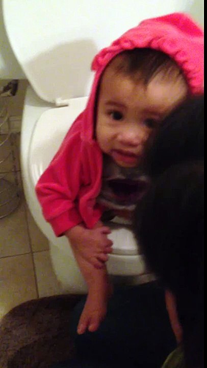 Scarlett poo poo in the toilet