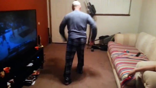 Парень спросил Отец, а ты умеешь танцевать Отец наглядно ответил