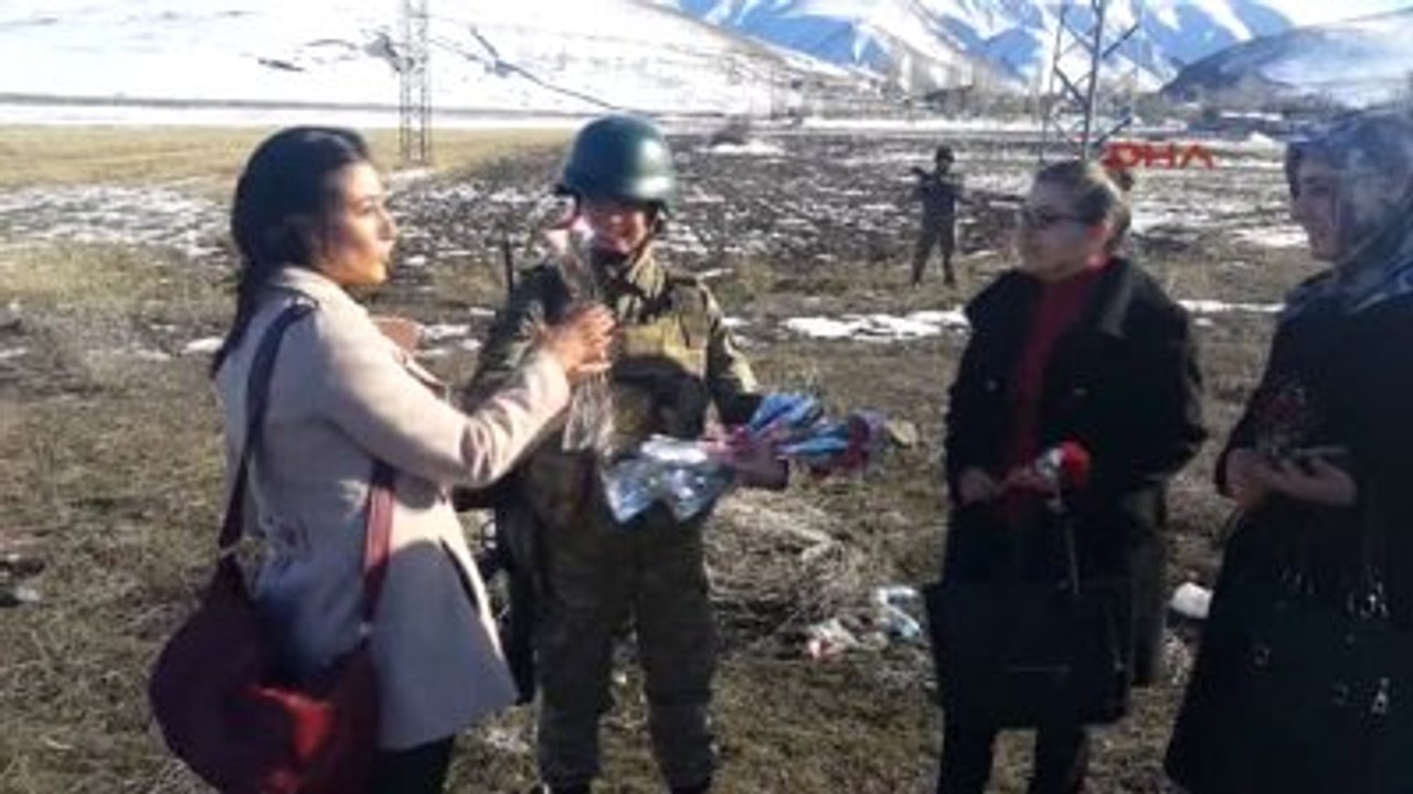 Erzurum Jandarma'dan Kadınlara Karanfil
