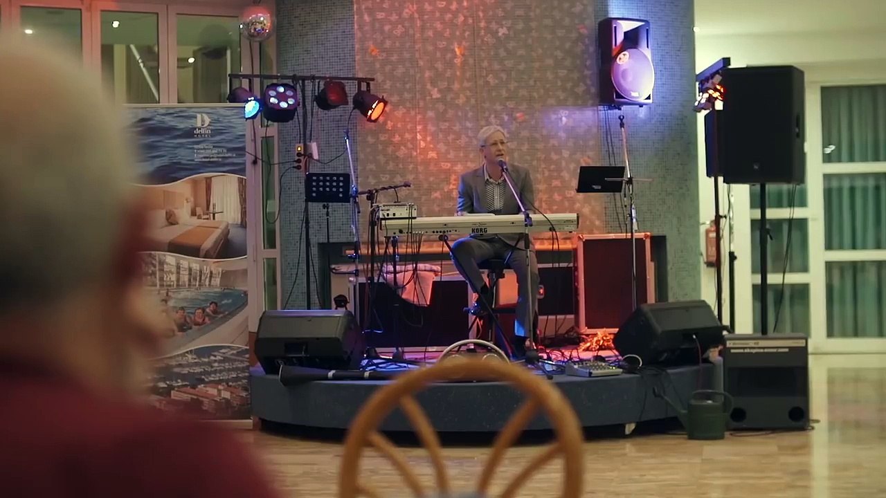 Klemen Slakonja kao Oliver Dragojevic - Sad je tu sve EU