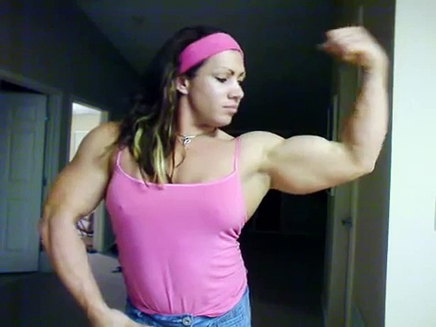 world fitness Big Strong Muscle Woman flexing her biceps in webcam - video  Dailymotion
