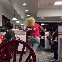 Chute énorme d'une serveuse blonde