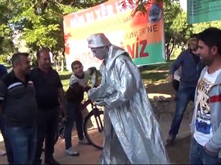 Batman sokaklarında canlı heykel gösterisi