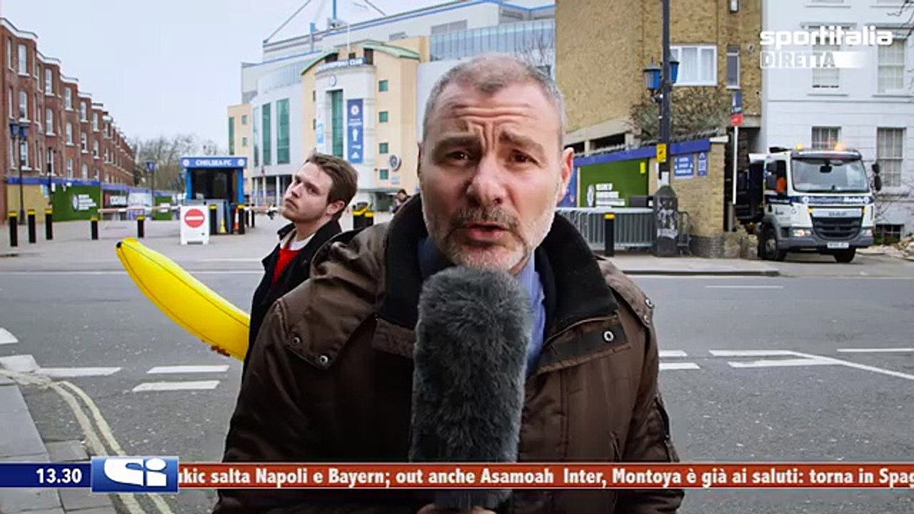 Un journaliste s'enerve sur un emmerdeur avec une banane