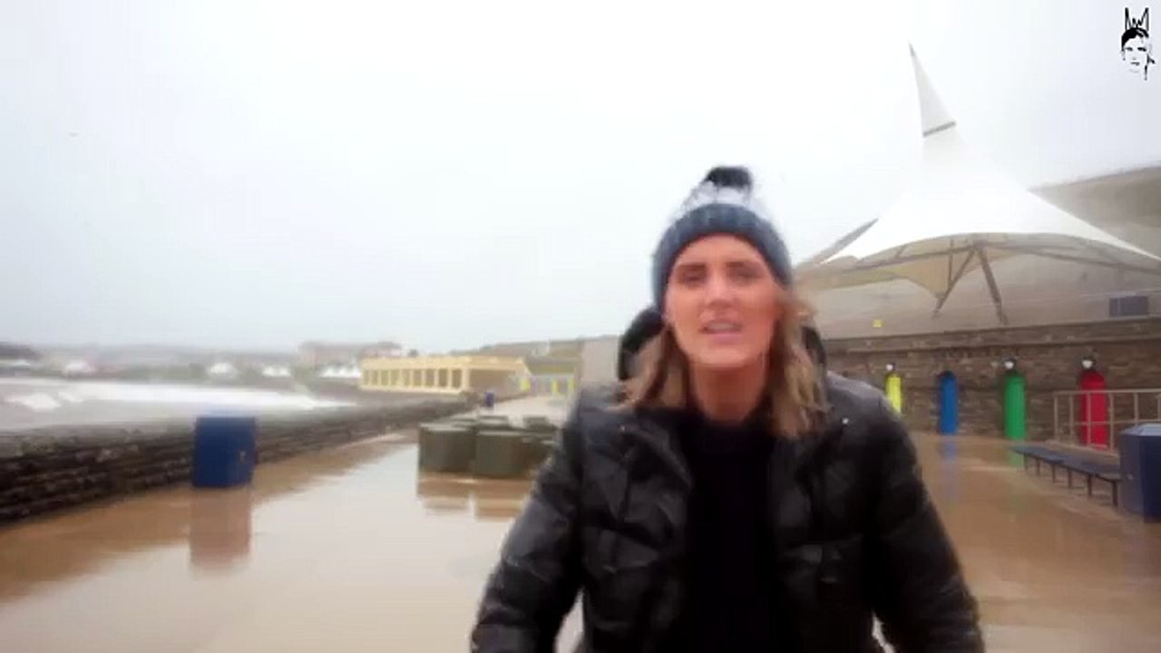 Elle prend un poisson en pleine tête.