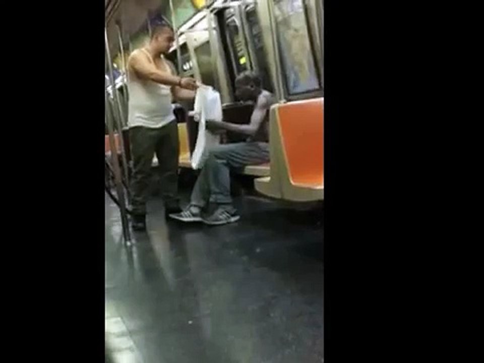 Un homme offre son t shirt à un SDF dans le métro.