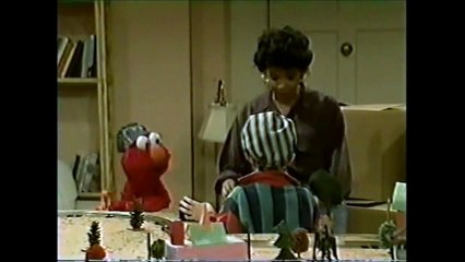Sesame Street Episode 3008 - Roxie Maries train set
