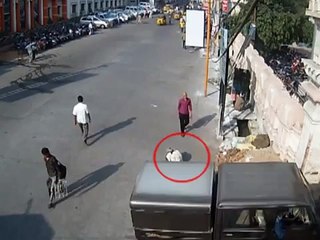 Le conducteur d'une Jeep ne va pas voir un mendiant assis sur la route