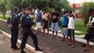 Policiais Militares abordam moradores sem teto em Ribas do Rio Pardo
