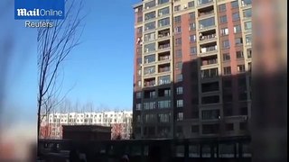 Les pompiers En Chine sauver une Femme De la 10ème étage de la Fenêtre - 2016