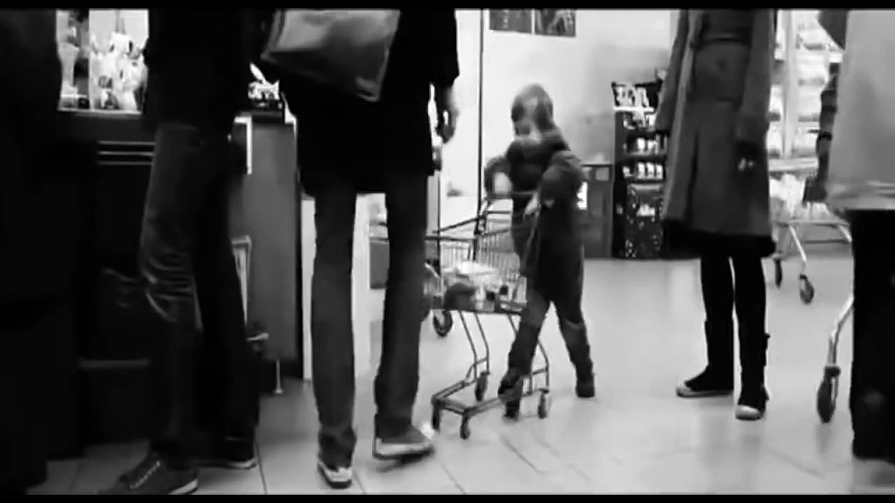 Kid Claque Aléatoire des Personnes de la Jambe à Plusieurs Reprises Avec un Panier dachat, Le Gars Répond avec Crainte - 2016