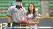 생방송 스타뉴스 - [Y-STAR] Taeyeon&Seohyun of Girls Generation in baseball stadium (태연 '홈런시구'에 시타자 서현 '허무')