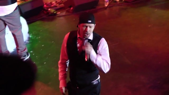 Donnie Wahlberg & Jordan Knight -Last night I saw Santa- House o