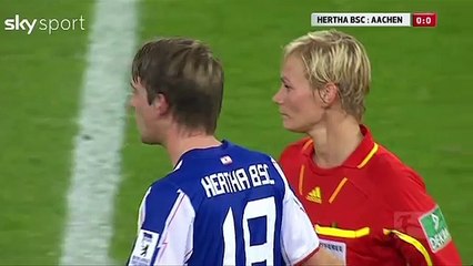 Joueur de Football touché femme arbitre de la poitrine!