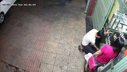 شاهد ماذا فعل شاب بفتاة مستغلاً خلو الشارع من المارة