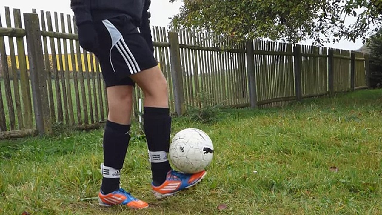 -Double Crossover- in 1 Minute lernen! - TUTORIAL - Football Tricks - Freestyle - YouTube
