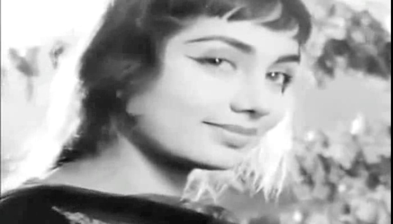 Mujhe dekh ker aapka muskurana mohabbat nahin hai to phir aur kya hai=Ek Musafir Ek Hasina 1962