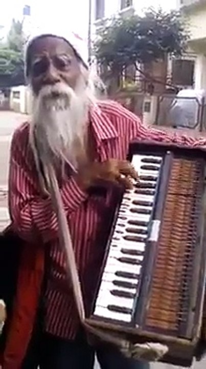 Indian Old Man Singing an Old Bollywood Song on Street To Earn His Living | Amazing Talent