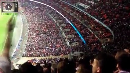 Un supporter touche un joueur de foot avec un avion en papier