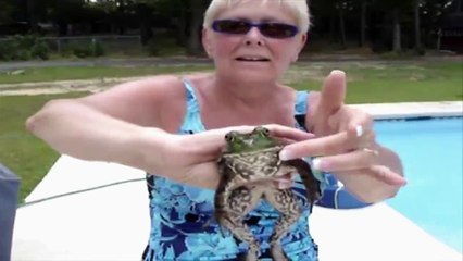 Une femme fait parler une grenouille. Moooom