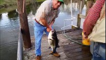 Le plus gros poisson black bass peché à la main