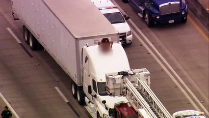 Une femme à poil sur un camion et provoque 2h de bouchons