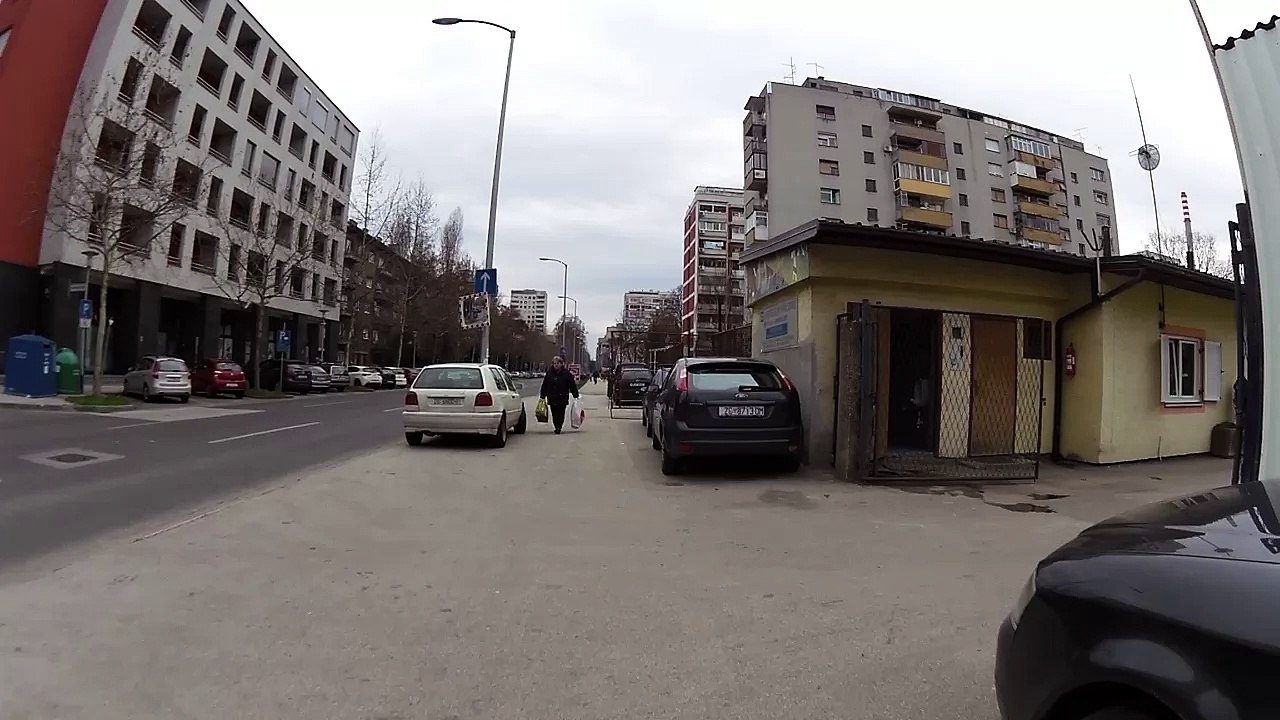 2016-03-09 automobili blokiraju prolaz