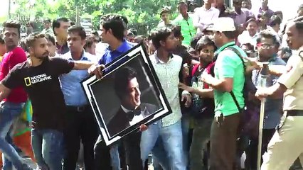 CRAZY Fans Attack Shahrukh & Duplicate During BIRTHDAY Celebrations Outside Mannat