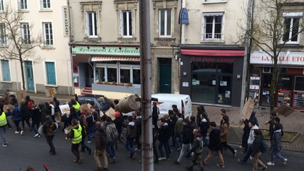 Les étudiants rejoignent la manifestation