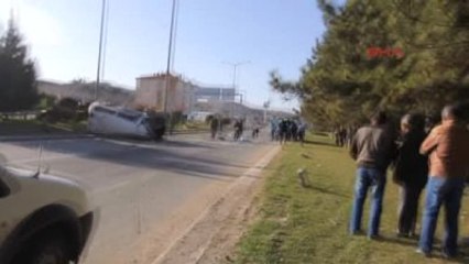 Minibüs, Trafik Lambası Direği ile Tır'a Çarptı: 2 Ölü, 1 Yaralı