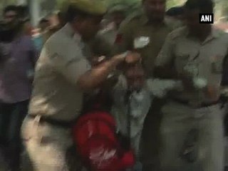 Delhi: Man threatens to self-immolate at Vijay Chowk