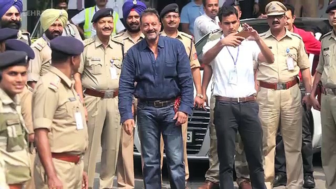 Salman Khan's Special WELCOME For Sanjay Dutt _ LehrenTV