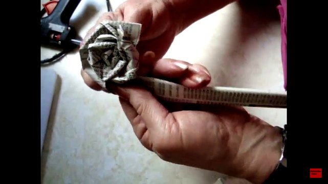 Как сделать рождественский венок из ГАЗЕТНЫХ РОЗ