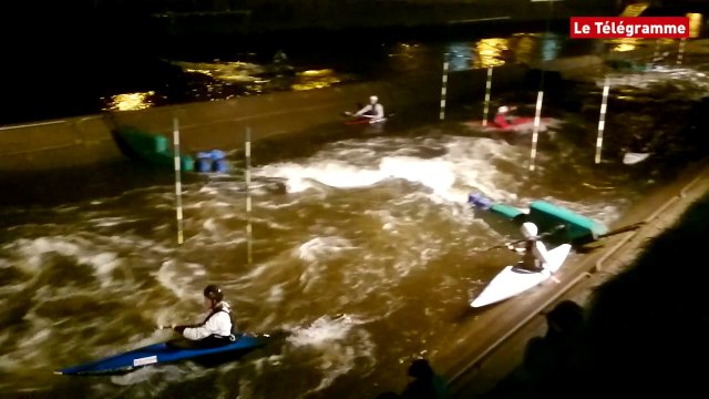 Lannion. Canoë-kayak. Entraînement nocturne sur le stade d’eau vive