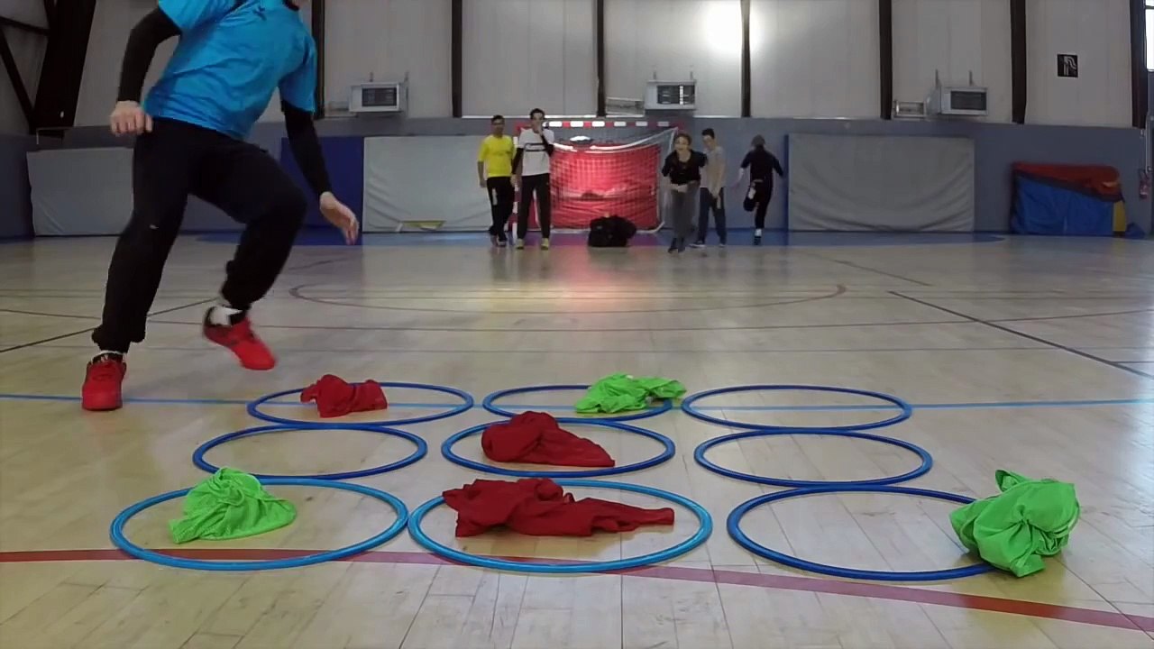 Une partie de Morpion pendant un échauffement de handball