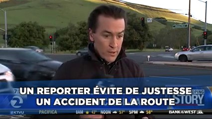 Un reporter évite de justesse une voiture qui foncait sur lui