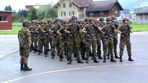 L'armée suisse fait une reprise de We Will Rock You pendant une parade militaire