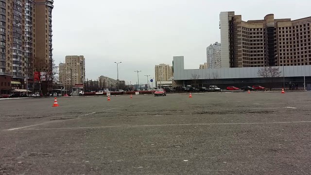 Разворот на 180 градусов на Авто-шоу в Киеве. МВЦ 'Шоу екстримального керування КАРБОН”