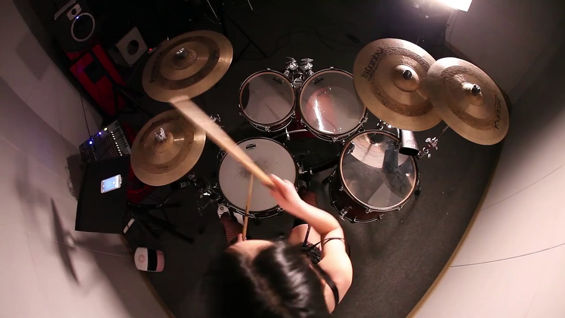 Une coréenne joue de la batterie en petite tenue - Vidéo Dailymotion