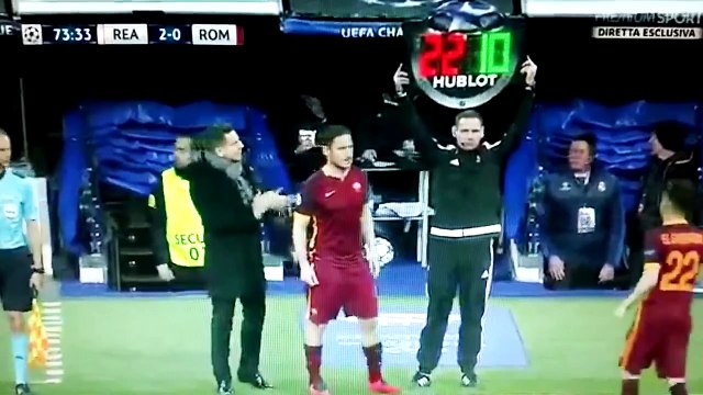 Real Madrid - Roma / CHAMPIONS LEAGUE 2016 / TOTTI entra in campo al Bernabeu