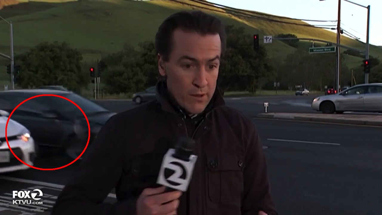 Un reporter assiste à un accident en direct et évite le pire de peu