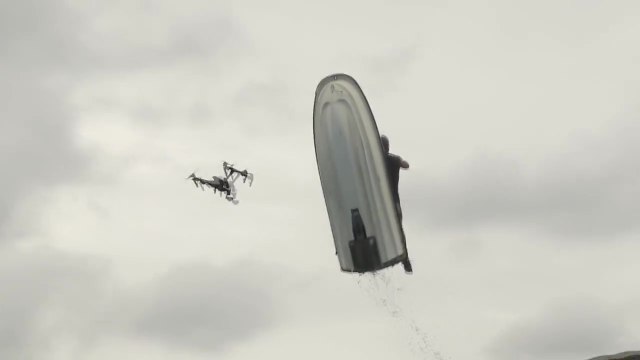 Un jet ski explose un drone en plein vol