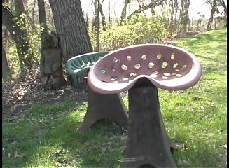 Un homme s'amuse avec des fouets enflammés