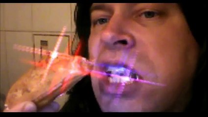 Классное пирожное видео — Голубой кушает пирожное