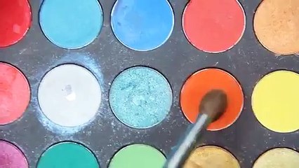 Tải video: Orange eyeshadow and bold blue winged eyeliner eye makeup tutorial! - Video Dailymotion